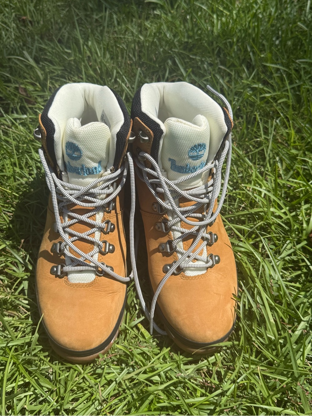Timberland Tan Hiking Boots - Comfortable Outdoor Footwear Size 8